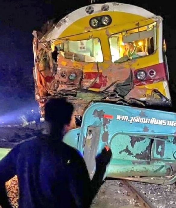 火车与拖格罗里相撞 火车司机当场身亡