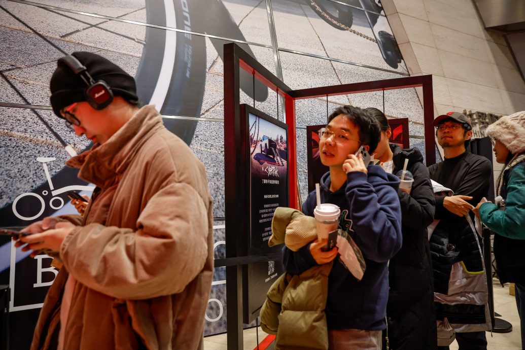 特斯拉Cybertruck在中国首度亮相惹议 网民：像手工焊的