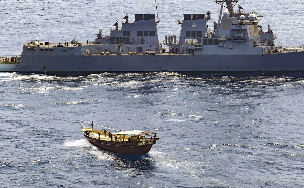 生死未卜！美两海豹队员亚丁湾企图登可疑船坠海失踪