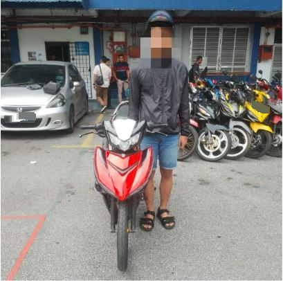 男子骑假车牌的摩托车外出·遭警方拦截后接5张罚单