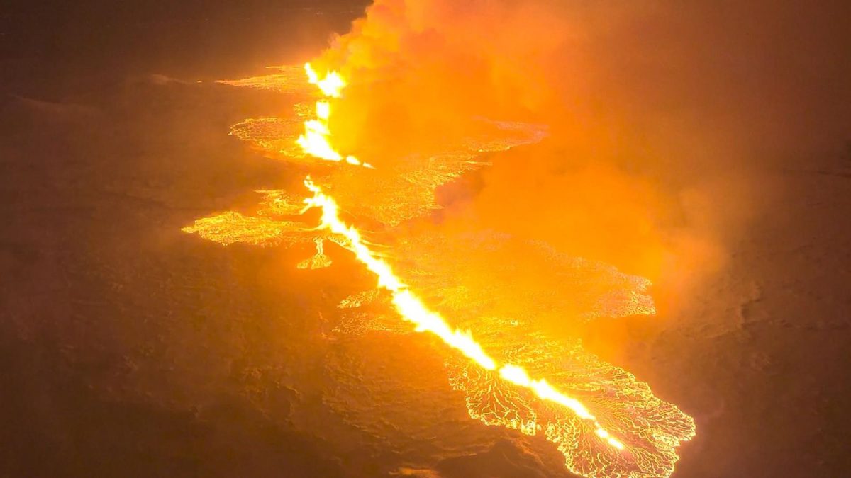 看世界）雷克雅未克附近火山喷发