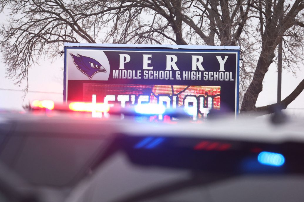 美中学寒假开学遭扫射！至少1死5伤 17岁学生枪手身亡