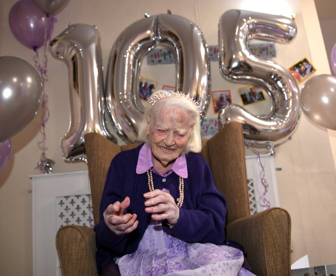 英105岁人瑞曾是烟民 自爆长寿秘诀竟是每天“吃这个”