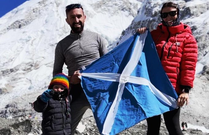 英两岁男童“登”5364公尺珠峰基地营 打破最年轻纪录