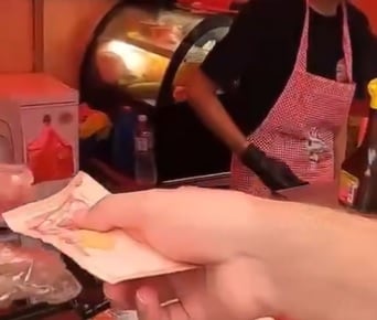 视频 | 外国游客赞Ramly汉堡胜麦当劳 网民：你被砍菜头了！