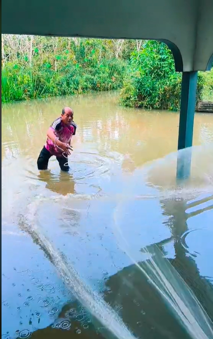 视频 | 水灾期间苦中作乐 丹州男：屋外捕鱼赚钱