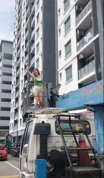 视频|电子门故障 破门代价高 女子雇云梯车回家省RM3300