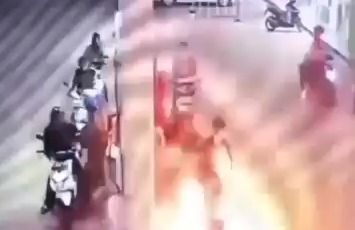 视频|骑士添油后出事 摩托车变“火球”