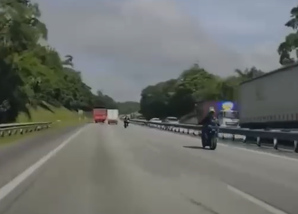 视频︱罗里为超车转换车道 导致摩托夫妇撞尾部受伤