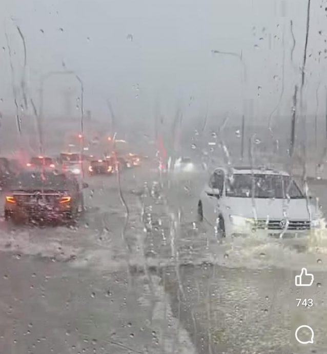 视频：柔：版头之一：倾盆大雨，车子冒险涉水过：水深近半个轮胎
