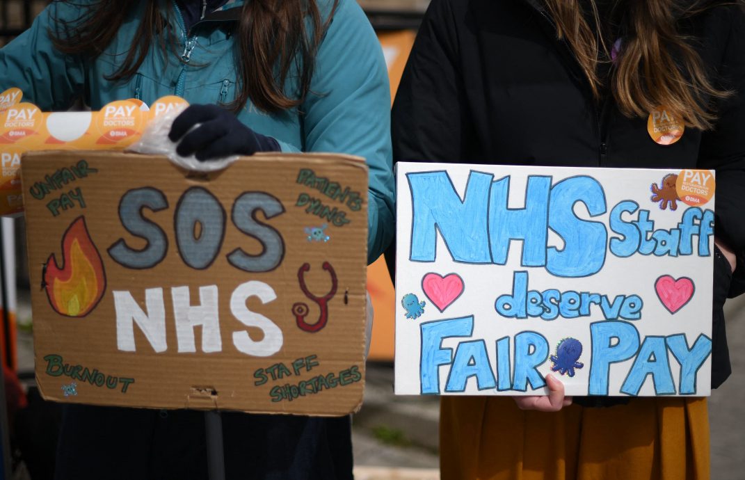 调薪谈不拢 英格兰医生展开NHS史上最长罢工