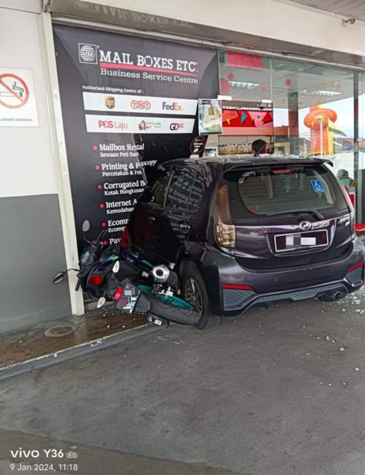 车直撞油站店面 原来是老翁右脚抽筋