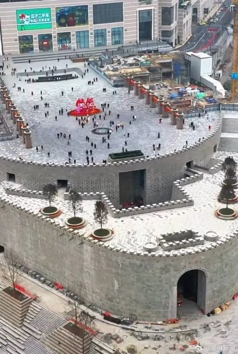 重庆地标朝天门新修城墙过高 游客吐槽“只能看墙”