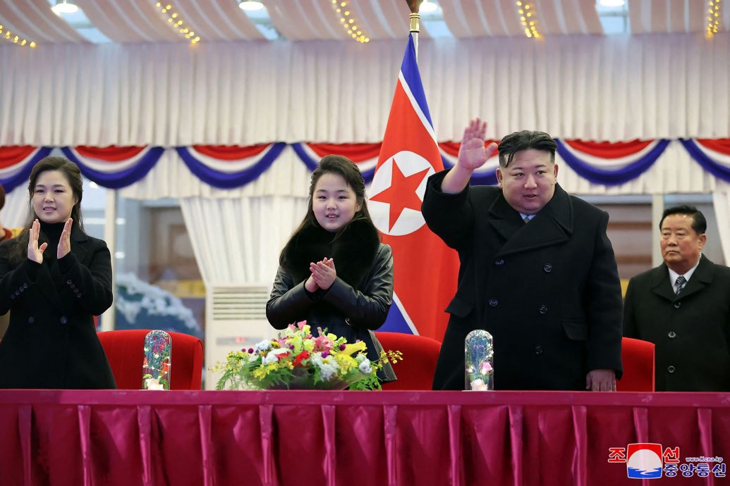金正恩偕妻女参加朝鲜跨年晚会