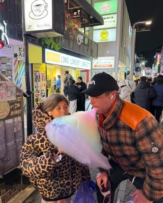 雷神举家日本旅行 基斯裸身爆肌赏雪