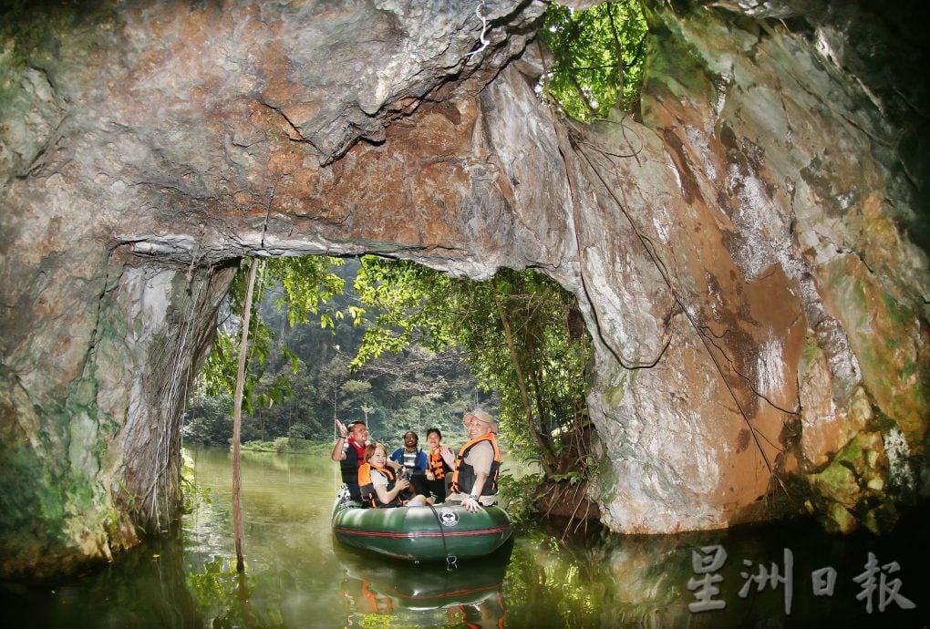 霹：封面主文／享受湖景自然气息  镜湖每月平均达4万游客到访