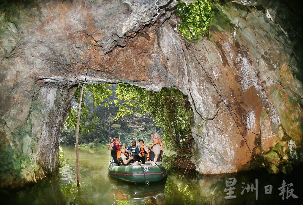 霹：封面主文／享受湖景自然氣息  鏡湖每月平均達4萬遊客到訪