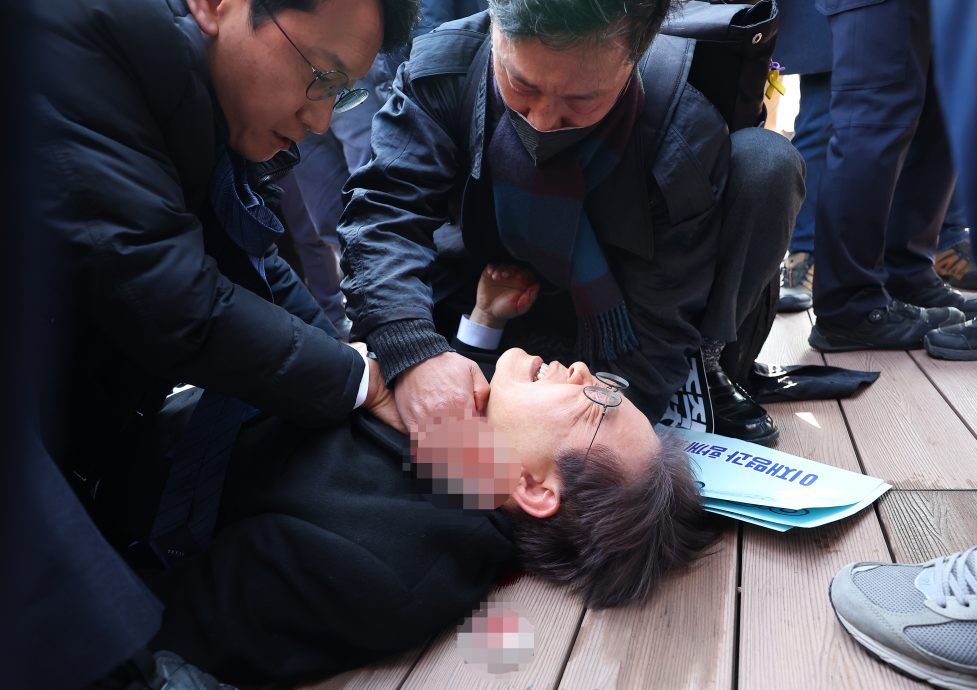 韩在野党党魁遇袭 颈部遇刺流血倒地急送院疑凶被捕