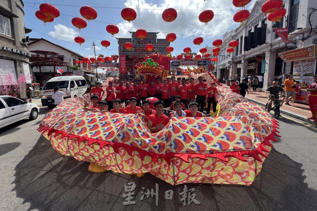 马中友谊祥龙游街 | 穿梭市区增添年味 巨龙舞动游客惊喜