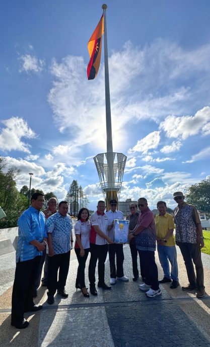 高99米的砂拉越“祖国”旗杆（Ibu Pertiwi）成功被列入大马纪录大全