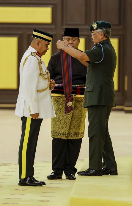 （2图）国家元首颁授勋章.陆军首长 & 华裔商人王惠临受封丹斯里