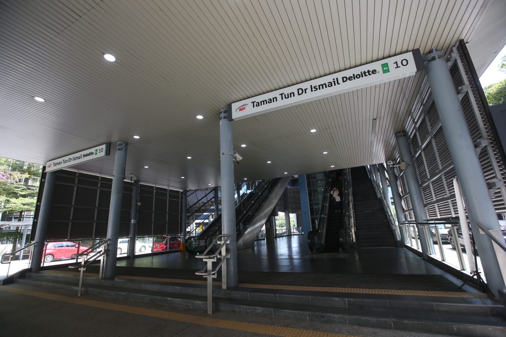 （2图）TTDI捷运站更名为“TTDI-Deloitte”捷运站/ 陆兆福 : 鼓励更多企业界参与类似计划. 协助政府维护车站