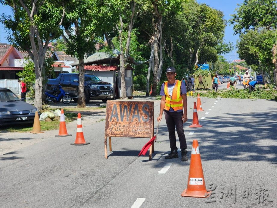 （古城封面副文）哥打拉沙马那主要道路修砍树木，市民受促配合勿靠近以免发生危险