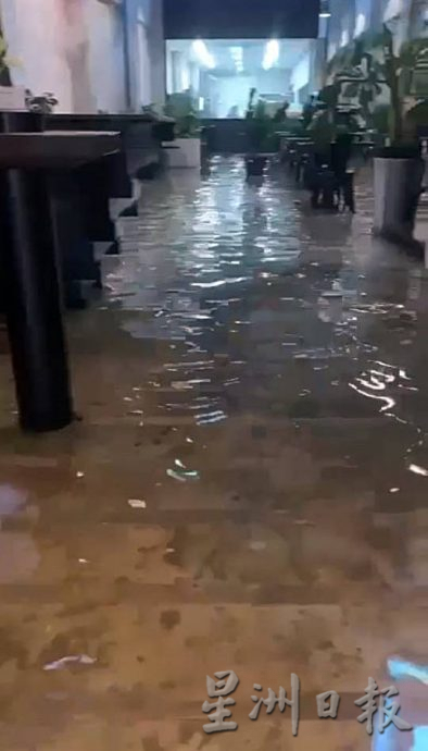 （古城封面副文）鸡场街地势低店面逢雨淹，污水倒灌异味难闻员工清洗一小时