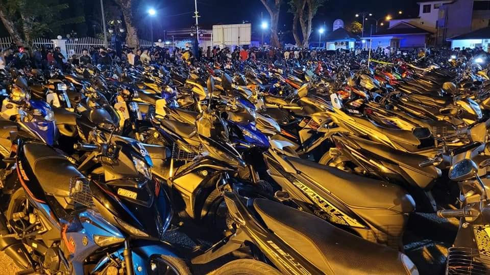 （大北马）元旦倒数后不回家 米都逾400人飙摩托被警方逮捕