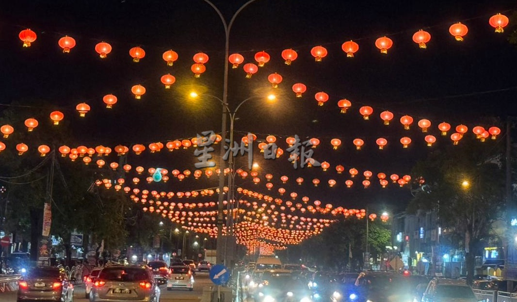 （大北马）全长4.2公里的拉惹乌达路万盏灯笼再亮起，形成一片浪漫灯海。