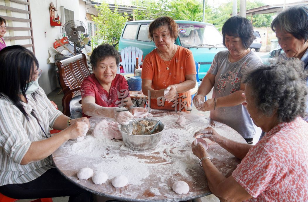 （大北马）忧潮州手工传统糕点失传，玻新路村新春嘉年华集合老中青集体制作