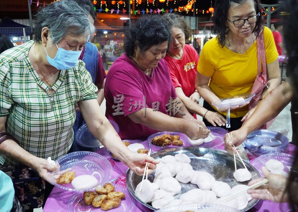 （大北马）忧潮州手工传统糕点失传，玻新路村新春嘉年华集合老中青集体制作