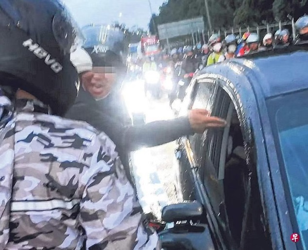 （已簽發）柔：獅城二三事：獅城車被指佔用羅裡車道撞摩托車 騎士與司機對峙