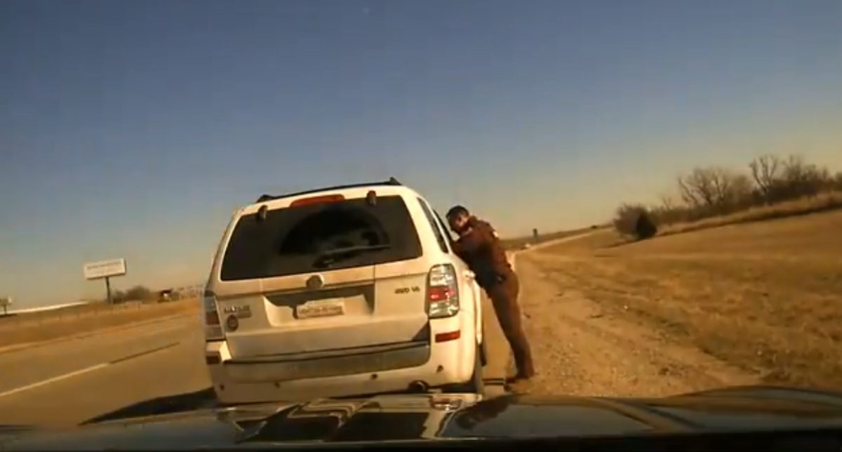 （视频） 巡警路边临检被另一车撞飞　恐怖影片全录 