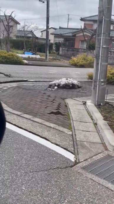 （视频）日本7.6级强震∕人行道地砖如海浪“翻涌” 海啸挟海水逆行