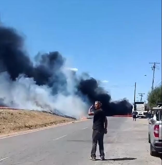 （视频）飞机撞电线杆爆炸如火球直堕公路 机师死地面4人伤  