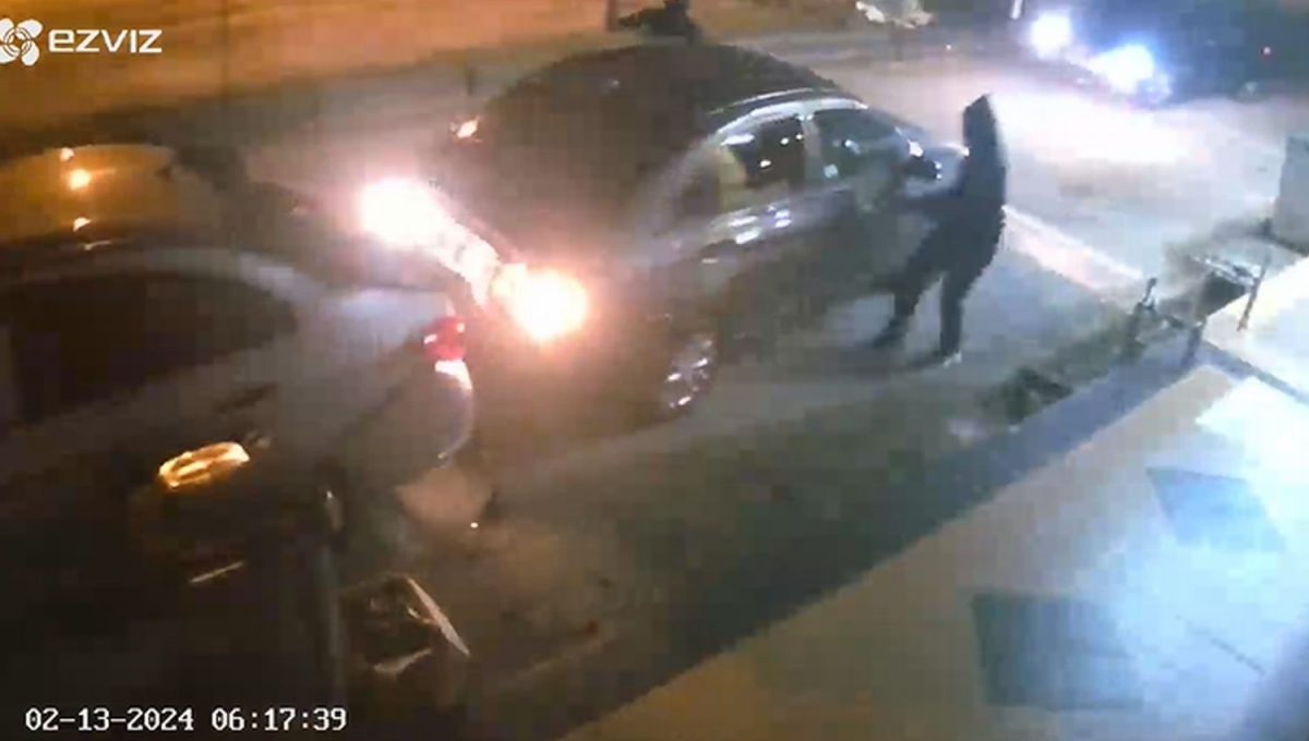 2男持刀敲破车窗图打劫 女司机开车躲到警局