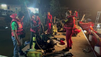 视频|维修救生艇不慎坠河  消防员失踪迹 紧急救援