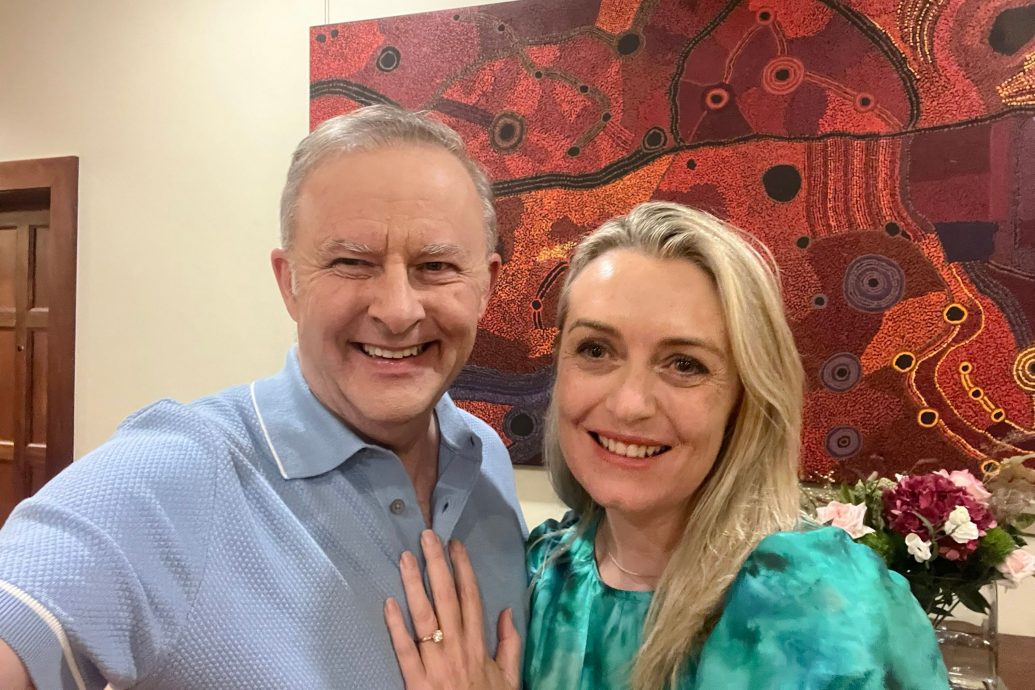 “她说愿意！”60岁澳洲总理求婚成功喜晒婚戒