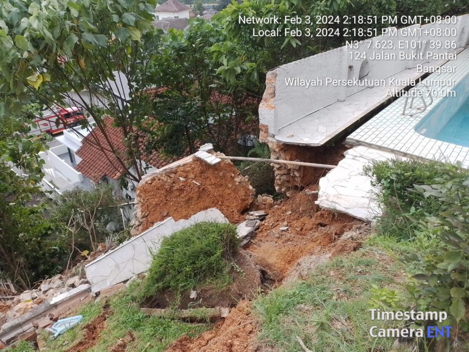 上层住宅游泳池排水管破裂引土崩 下排房屋遭殃
