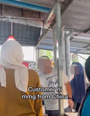 与中国顾客用华语交流视频爆红 巫裔女获网民大赞    