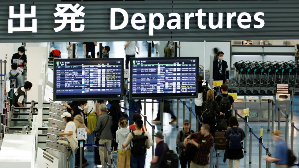 东京羽田机场71个航班因强风取消 影响逾万乘客