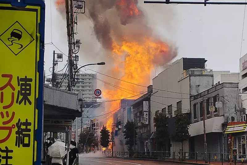 东京JR车站旁大火！爆炸频传烈焰窜天 列车停驶