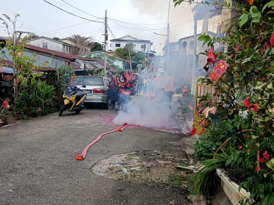 东:淡马鲁醒狮团昨日趁着大年初一，出动双醒狮逐户向淡马鲁新村村民采青贺岁。