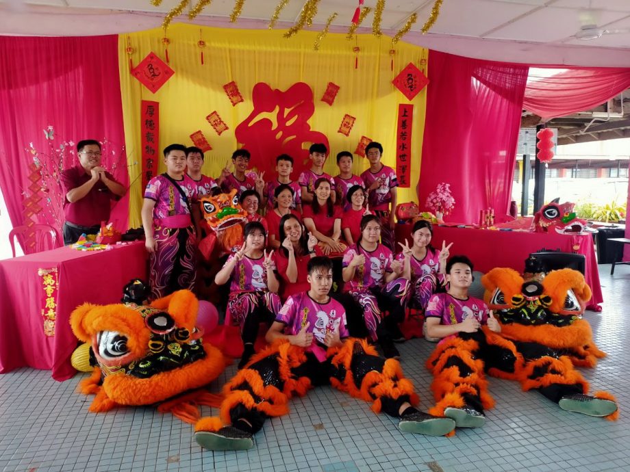 东:金马扬中学主办校园新春团拜活动，特别安排学生团舞狮表演及捞生活动
