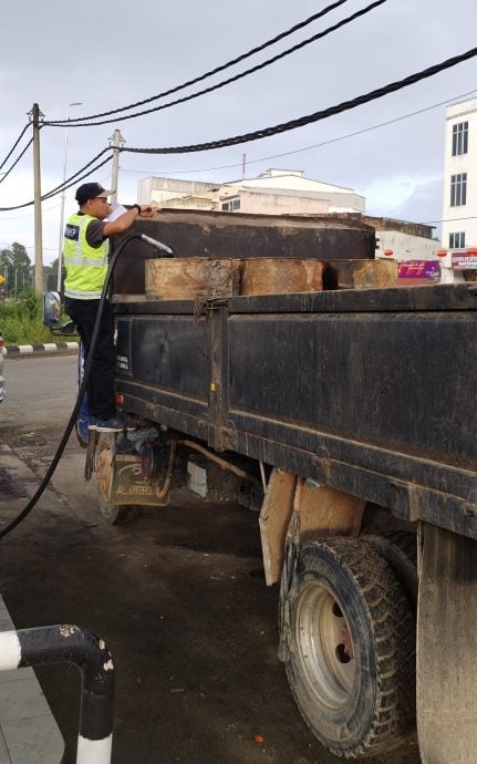 东： 彭贸消局“填补漏洞行动”在甘孟起获8桶柴油充公2罗里。