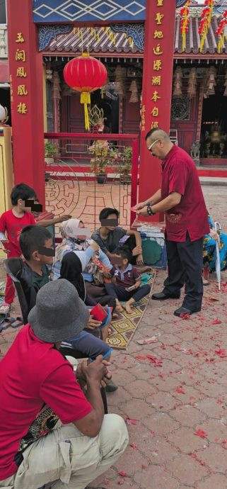 东：哥市唐人坡百年妈祖庙镇兴宫在大年正月初一迎来不少善信敬香膜拜，不过，同时也来了不少乞讨者守在庙口，等著市民施舍派红包。