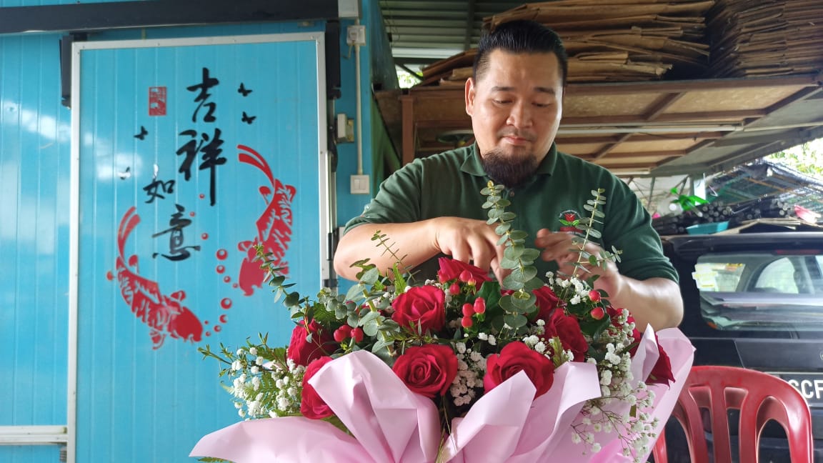 东：情人节遇上农历新年，花商新春无休。