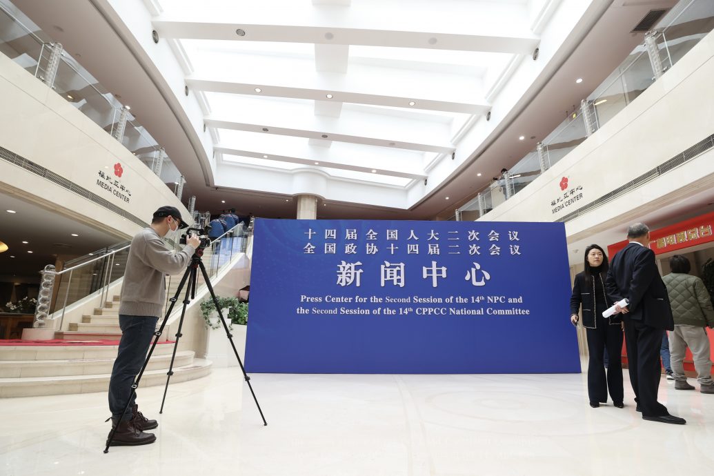 中国全国两会新闻中心启用 三千多名中外记者报名采访