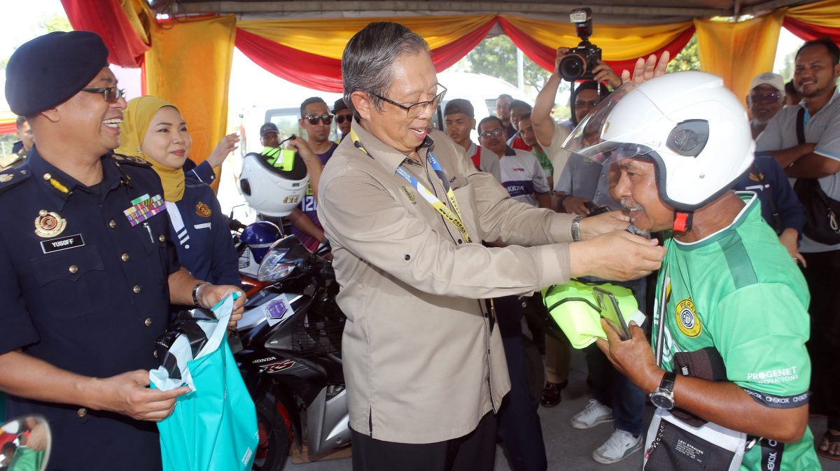 佳节道路安全醒觉活动 UTP前国油油站今早免费添油 排长龙